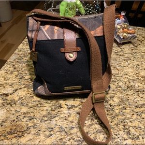 LEGENDARY WHITETAILS WEEKEND ADVENTURE CROSS BODY PURSE BAG BLACK & CAMO